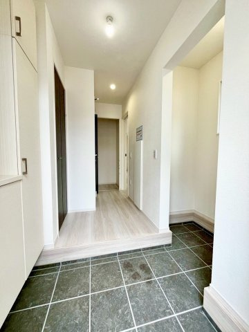 【仲介手数料無料】富士見市上沢4期―新築分譲住宅―全1棟の玄関|大容量SIC完備。しっかりしまう場所があるから、玄関はすっきり。大容量のシューズインクローゼットで、暮らしの第一印象を整えます。