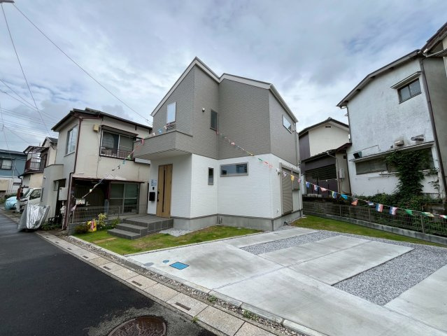 【仲介手数料無料】富士見市上沢4期―新築分譲住宅―全1棟の前面道路含む現地写真|光と風が入り込む贅沢なゆとり空間。明るく暖かい日差しがさんさんと降り注ぐ好立地です。現地の陽当たりや周辺環境をぜひご確認ください。