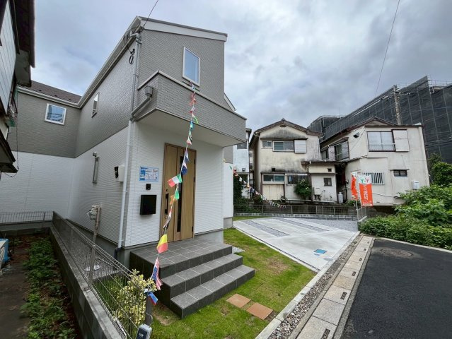 【仲介手数料無料】富士見市上沢4期―新築分譲住宅―全1棟の前面道路含む現地写真|閑静な住宅街に位置しているため、緑を眺めながら贅沢な時間をお過ごしいただけます。雰囲気の良い緑道はジョギングや毎日のお散歩コースにぴったりです。