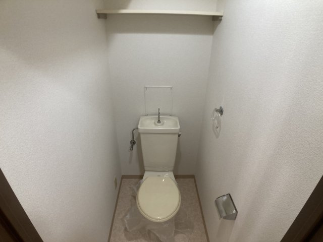 ロイヤル神戸山の街のトイレ|トイレ、上部に棚付き