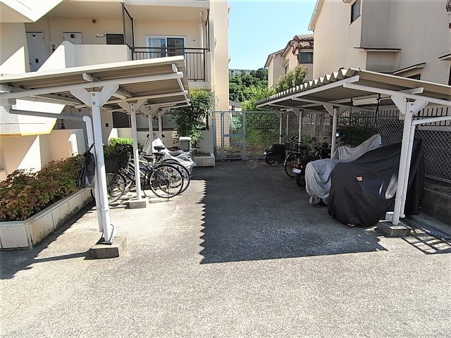 ロイヤル神戸山の街のその他共用部分|屋根付きの駐輪スペース