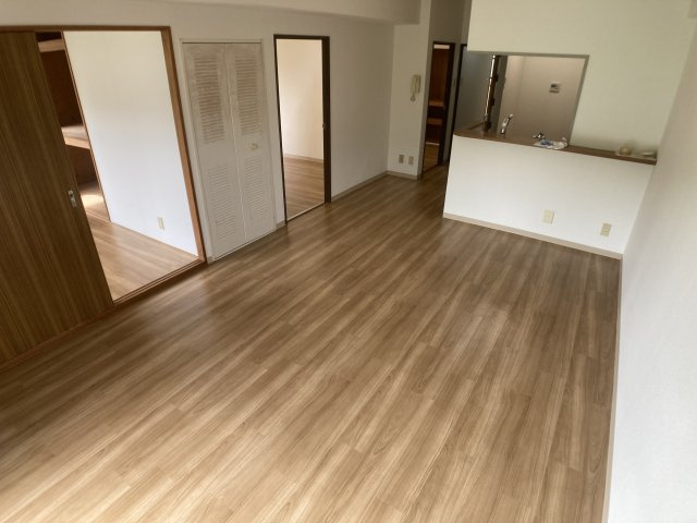 ロイヤル神戸山の街の居間・リビング|開放感の有る室内