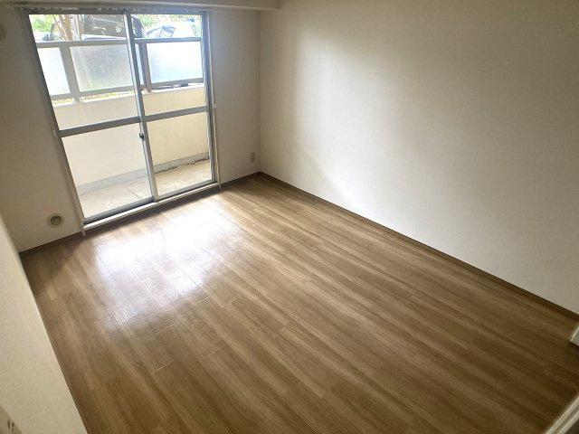 ロイヤル神戸山の街の内装|バルコニーに面した明るい洋室