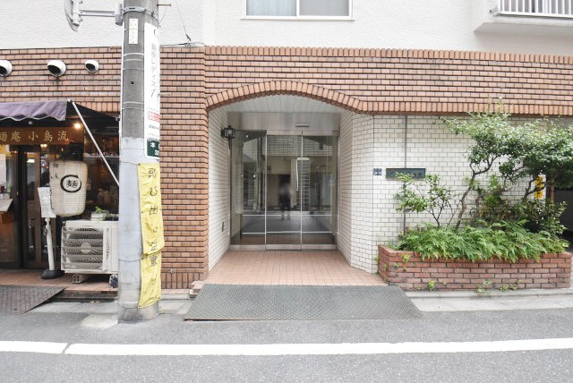 【防犯設備】 | サンライフ本町 | 建物や敷地の隅々に目を光らせる防犯カメラが設置されています。現地を見学される際には、カメラの存在やその台数にも意識を払ってみてください。～即日のご見学可能～　お問合せはお気軽にどうぞ。
