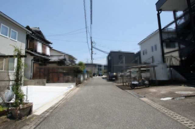朝倉甲　新築戸建　【太陽光付き】の前面道路含む現地写真|一方　南　幅：5.3ｍ　公道　接面　6.7ｍ