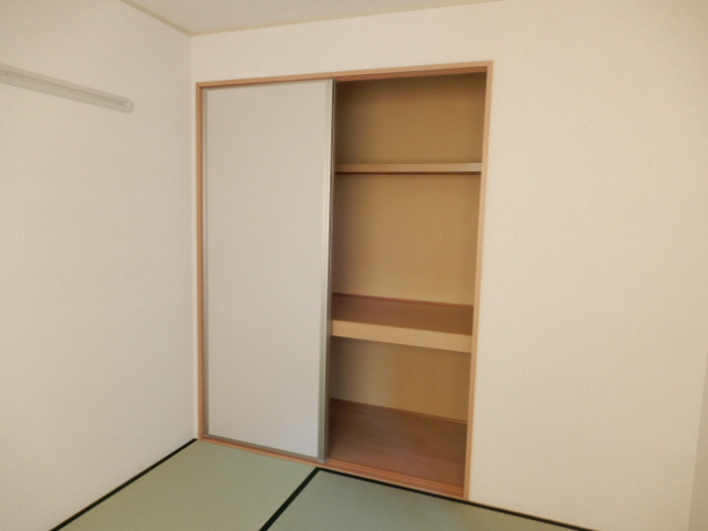 加古郡播磨町北本荘５丁目のハイツの収納