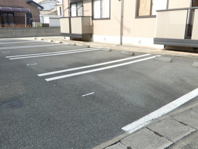 加古郡播磨町北本荘５丁目のハイツの駐車場