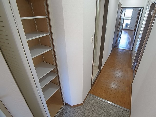 ロイヤル神戸山の街の玄関|玄関にはシューズBOXも完備