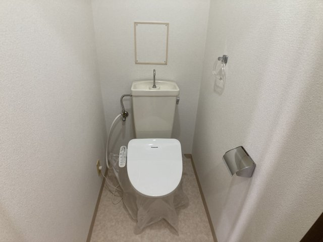 ロイヤル神戸山の街のトイレ|温水洗浄便座付きのトイレ、上部に棚有ります
