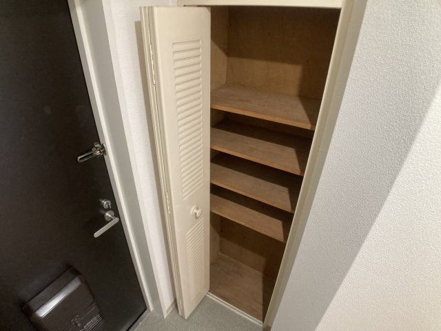 ロイヤル神戸山の街の玄関|玄関にはシューズBOXも完備