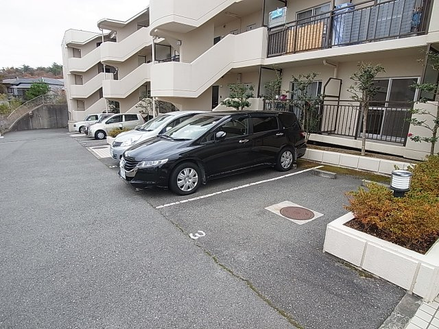 ロイヤル神戸山の街の駐車場|敷地内の平面駐車場