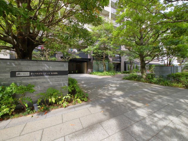 マンションエントランスは緑であふれています。