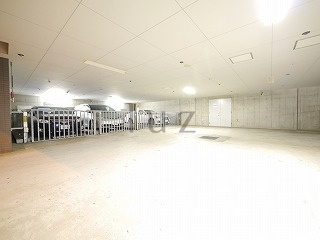 サンクレイドル横濱の駐車場