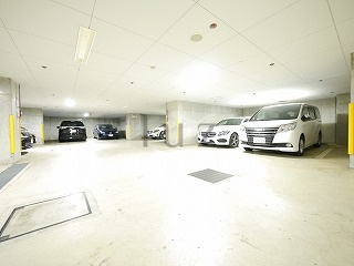 サンクレイドル横濱の駐車場