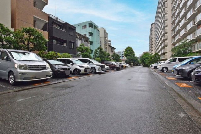 ローレルハイツ北天満2号棟の駐車場|【共有部】敷地内駐車場を備えており、お車をお持ちの方も安心です。