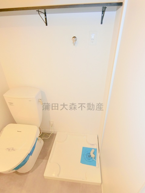 ブルーノコート蒲田のトイレ|棚と温水洗浄暖房便座付きのタンクレストイレ