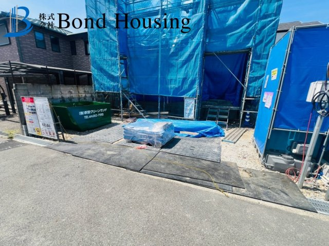 「並列3台駐車可」「LDK19.7帖」　小束山本町　限定１棟の前面道路含む現地写真