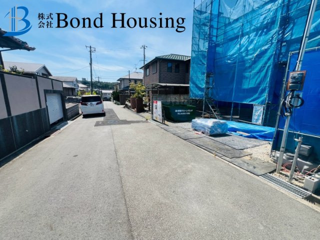 「並列3台駐車可」「LDK19.7帖」　小束山本町　限定１棟の前面道路含む現地写真