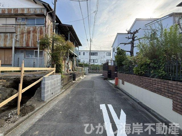 平塚市平塚３丁目　新築戸建　全２棟の前面道路含む現地写真|7月18日撮影　建築中　現地外観