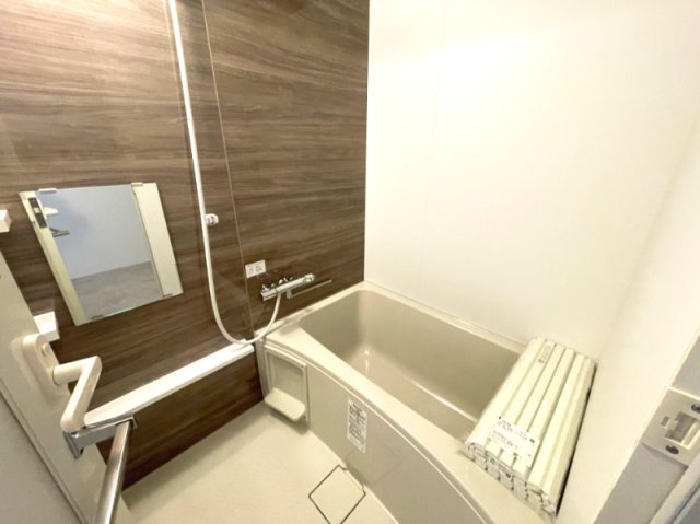 ヴォルフスガルデン熊本南の浴室|バスルームはLIXIL製を採用しています。給湯器も新品に交換済みです。