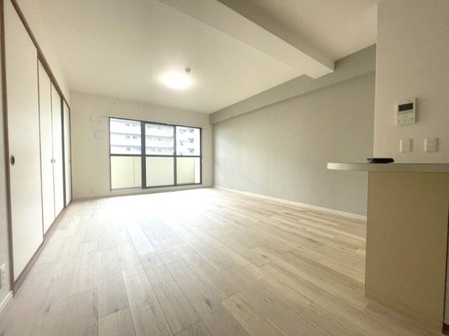 ヴォルフスガルデン熊本南の居間・リビング|落ち着いた色合いのアクセントクロスを採用しています。部屋全体を明るい印象に仕上げています。