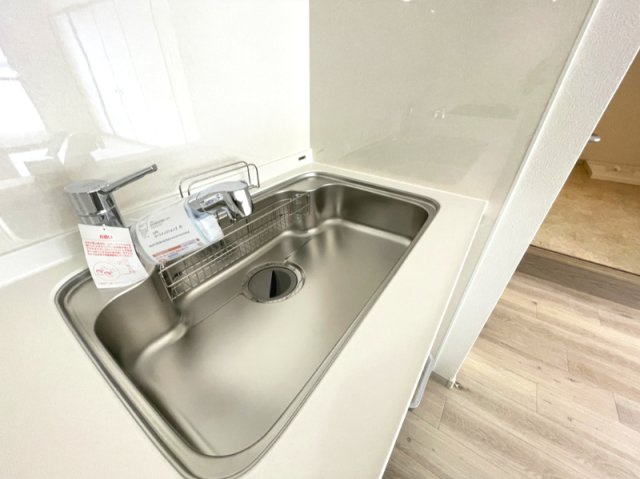 ヴォルフスガルデン熊本南のキッチン|広めのシンクでお料理の効率もあがります。水回りも全て新品なので安心です。