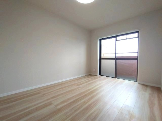 ライオンズマンション左京山の洋室|広さ6帖の洋室は居住スペースとして十分な広さです。