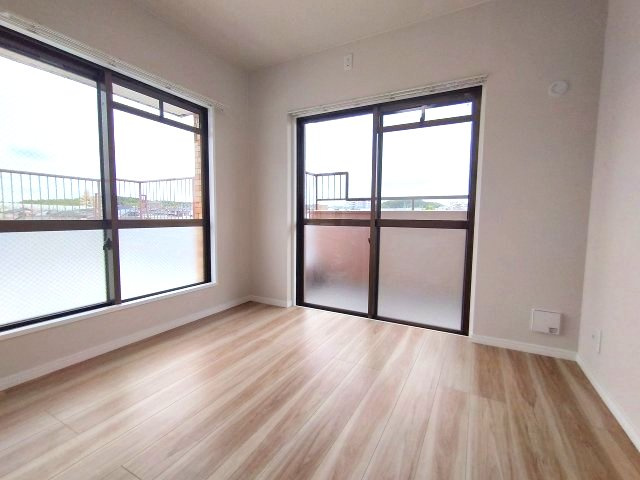 ライオンズマンション左京山のその他|2つの窓から自然光が入り込むため部屋全体が明るく開放感があります。
