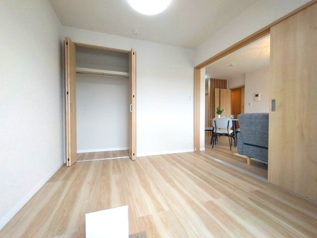 ライオンズマンション左京山の洋室|リビングから目の届く洋室はお子様の遊び場としても使えます！※家具・小物はディスプレイ用になります。
