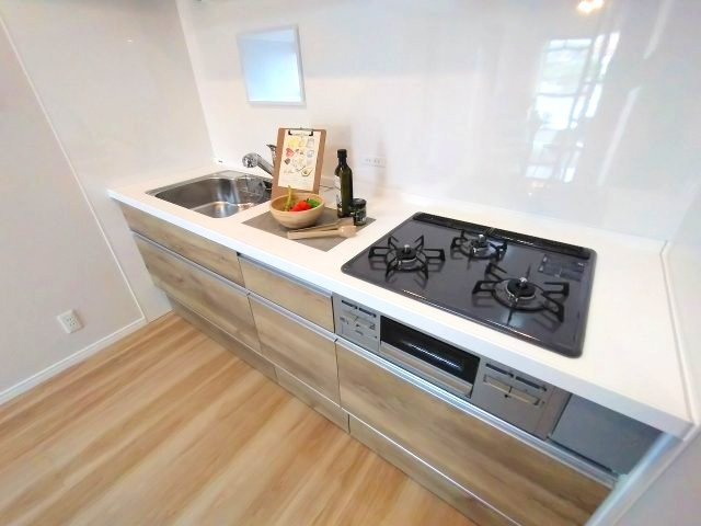 ライオンズマンション左京山のキッチン|1人でも複数人でも作業しやすくお料理が楽しめます。※家具・小物はディスプレイ用になります。