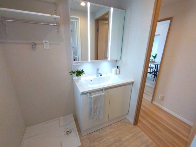 ライオンズマンション左京山の独立洗面台|三面鏡の後ろには収納がありスッキリ片付きます！※インテリア家具はディスプレイ用になります。