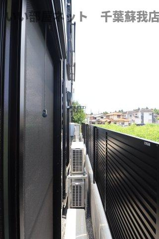 ナリトモ赤井Ａのバルコニー|外からの目が気にならないバルコニーで洗濯物が干せます