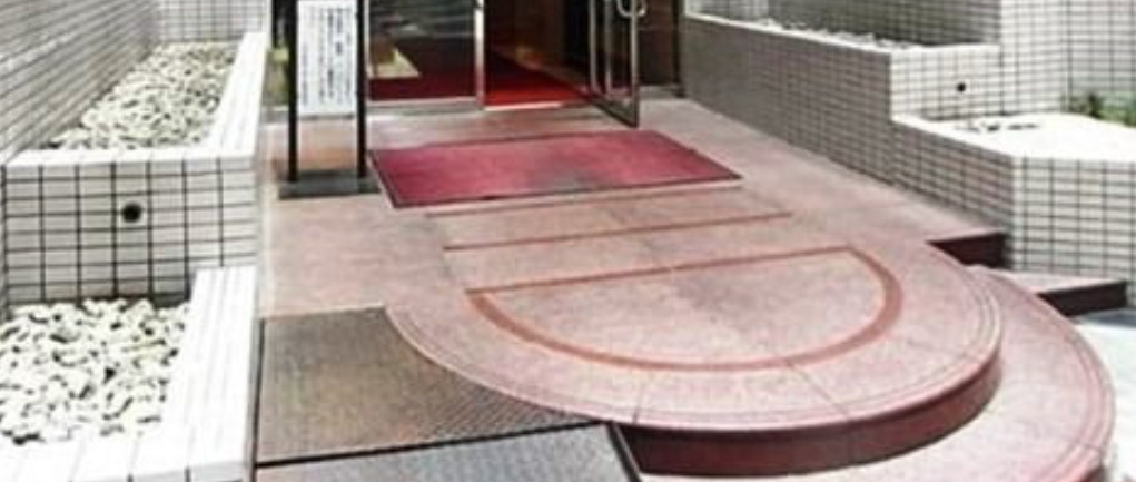 ルネ御苑プラザのエントランス