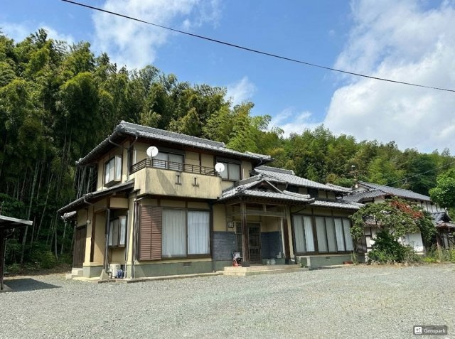 和の余白で贅沢に暮らす家　熊本県菊池郡菊陽町の外観|趣ある日本家屋、広々駐車スペース※敷地の広さを認識いただくため、AIにより雑草を除去しています。