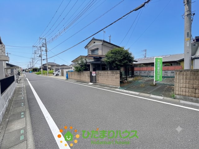 久喜市伊坂南1丁目　中古一戸建ての前面道路含む現地写真