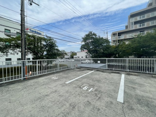 サーパス衣山壱番館の駐車場|敷地内に来客用の駐車スペースを確保。知人や親戚を、いつでも気兼ねなく迎え入れられます。