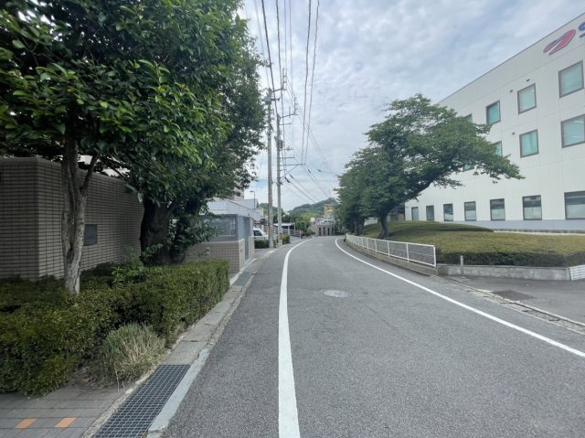サーパス衣山壱番館のその他|東側道路に面した開放的な環境。遮るものがないため、室内の奥まで明るい朝陽が届きます。