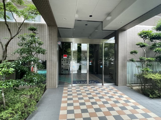 サーパス衣山壱番館のエントランス|タイル貼りの落ち着いた意匠が迎える空間。日勤管理により隅々まで清掃が行き届いています。