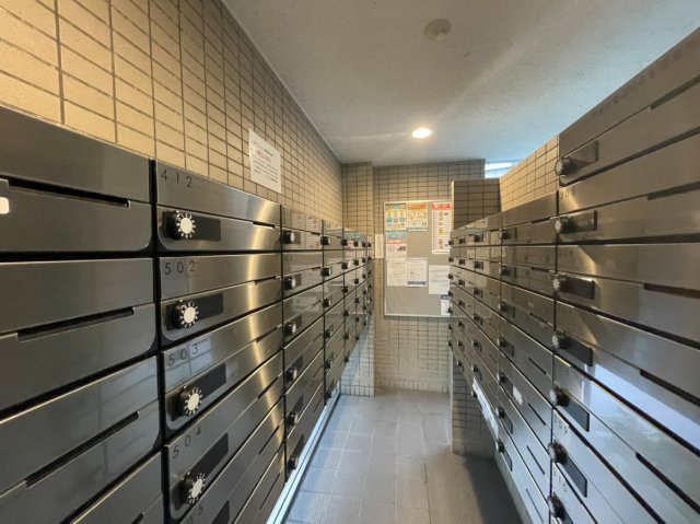 サーパス衣山壱番館のその他共用部分|常に整理整頓された郵便受け周り。管理の質の高さが、住まう人の安心感を静かに支えます。