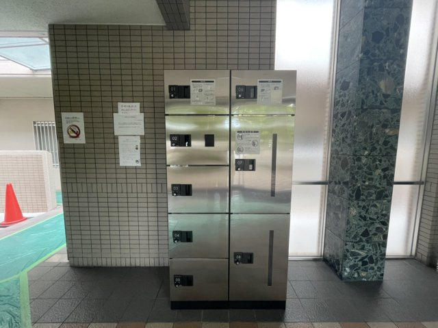 サーパス衣山壱番館のその他共用部分|不在時も荷物を受け取れる宅配ボックス完備。再配達の手間を省き、時間を有効に使えます。