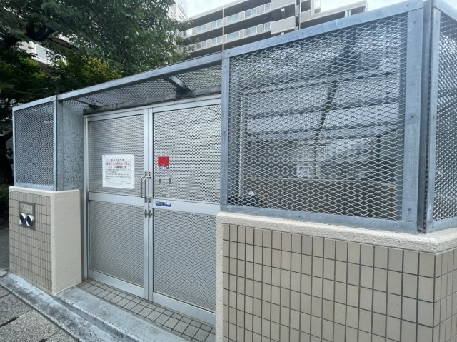 サーパス衣山壱番館のその他|扉付きの強固なゴミ収集スペース。害獣による散乱を防ぎ、清潔な住環境をしっかりと守ります。