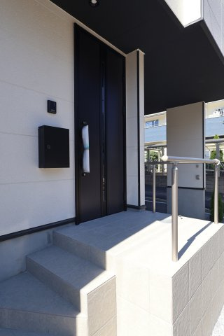 《仲介手数料無料》浦和区駒場１丁目16-15新築一戸建てKEIAI GRACEの玄関