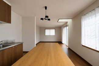 【居間・リビング】 | 十日市場町戸建て | キッチンからリビングへの眺望。本室内写真は、AI処理により一部の家具等を除去しています。