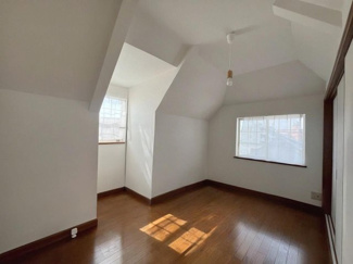 【洋室】 | 十日市場町戸建て | ３階洋室約5.5帖には納戸付きで収納便利。本室内写真は、AI処理により一部の家具等を除去しています。