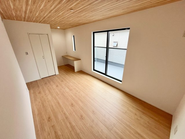 ふじみ野市駒西第6期―新築分譲住宅―全1棟の洋室|閑静な住宅街に位置しているため、緑を眺めながら贅沢な時間をお過ごしいただけます。緑溢れる大小の公園も点在し、日々の息抜きにもぴったり。