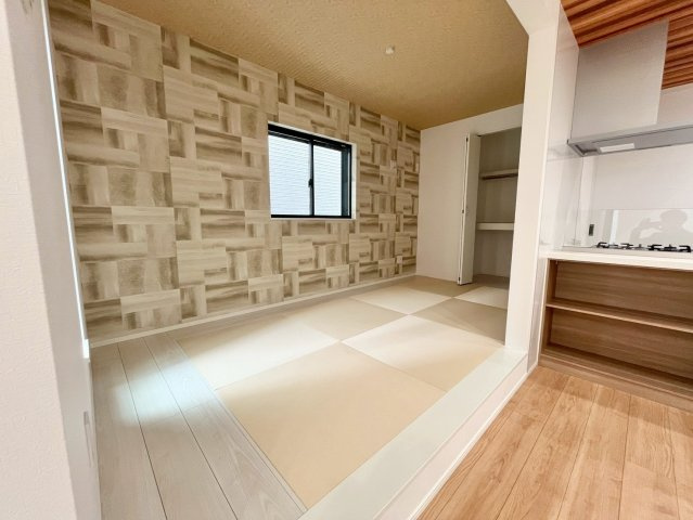 ふじみ野市駒西第6期―新築分譲住宅―全1棟のその他|リビングと緩やかに繋がるステップ和室は、段差による程よい独立感が魅力。
家事の合間の休憩やお子さまの遊び場、来客時の簡易客間としても使える多用途スペースです。