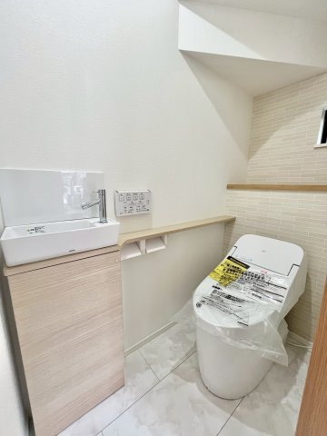 ふじみ野市駒西第6期―新築分譲住宅―全1棟のその他|窓のあるトイレで、いつでも自然換気ができる快適空間。光が差し込み、清潔感のある明るい印象です。