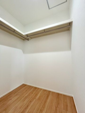 ふじみ野市駒西第6期―新築分譲住宅―全1棟のその他|衣類やバッグ、季節物をまとめて収納できる広々WIC。
見やすく整理しやすい配置で、毎日の身支度がスムーズに。
生活感を隠し、室内をすっきり保てる人気の収納です。