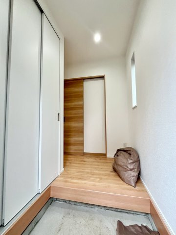 ふじみ野市駒西第6期―新築分譲住宅―全1棟の玄関|収納力抜群の玄関で、毎日の生活がもっとスムーズに。靴や小物を整理整頓して、明るい印象を演出します。