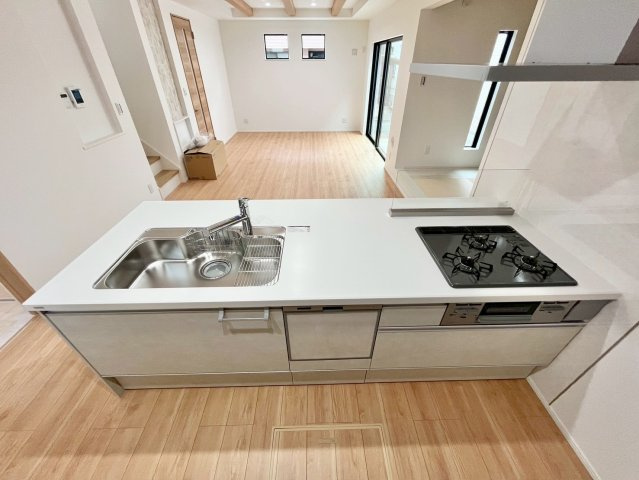 ふじみ野市駒西第6期―新築分譲住宅―全1棟のキッチン|食洗機を備えたキッチンで、毎日の後片付けの手間を軽減。忙しい日々の中でもゆとりある時間を生み出し、家族との団らんや自分の時間をより大切にできる快適な暮らしを実現します。